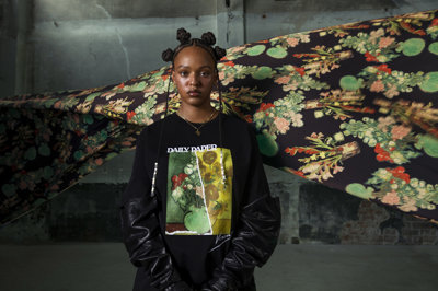 Clothing collection Daily Paper x Van Gogh Museum: Bodil shows the Van Jorbla t-shirt